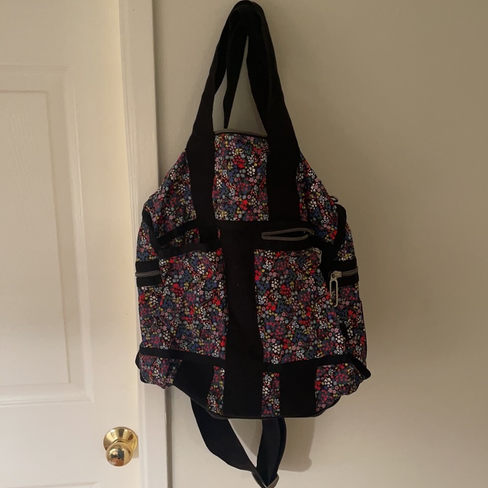 Lesportsac small duffle bag never used - Picture 4 of 4
